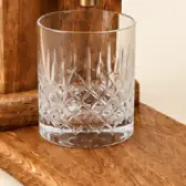 El vaso sobre la bandeja